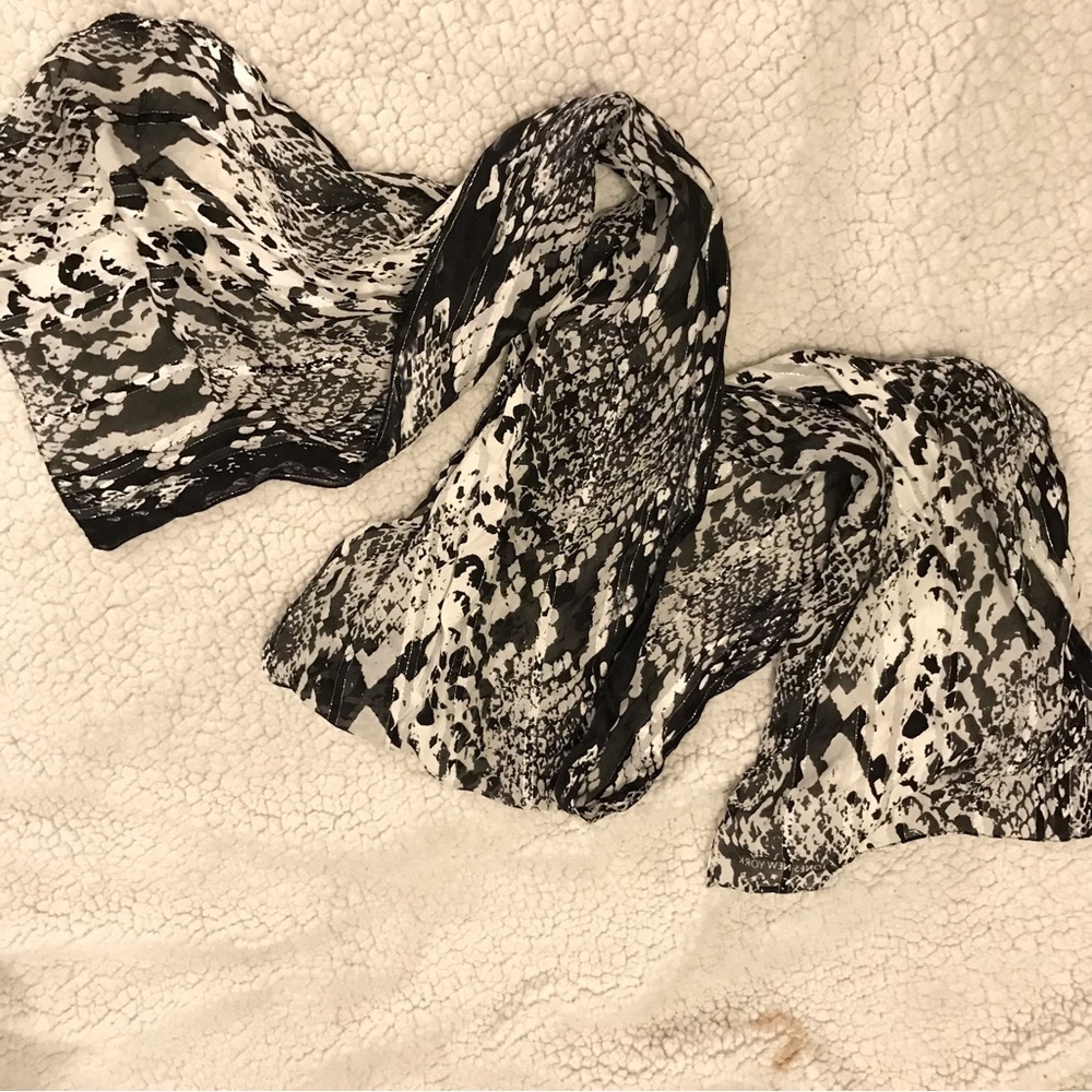 Jones New York Vintage snake skin print polyester thin womens scarf.
